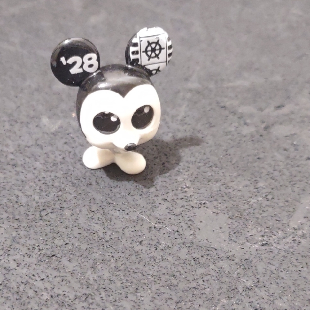 USED DORABLES MICKEY MOUSE (STEAMBOAT WILLIE) 1 INCH